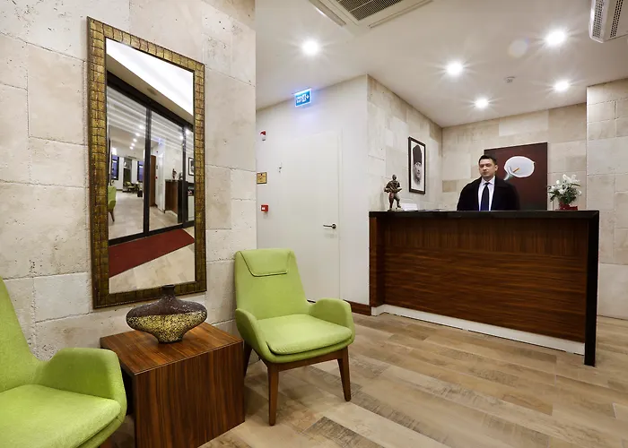 ذا وايت أورينت