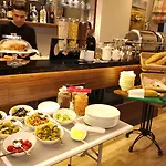 Отель The White Orient 4*