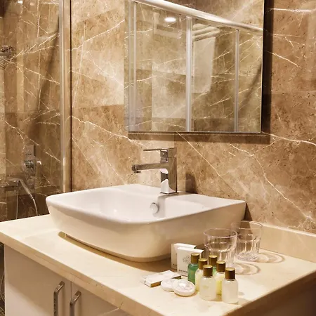 Szálloda The White Orient 4*